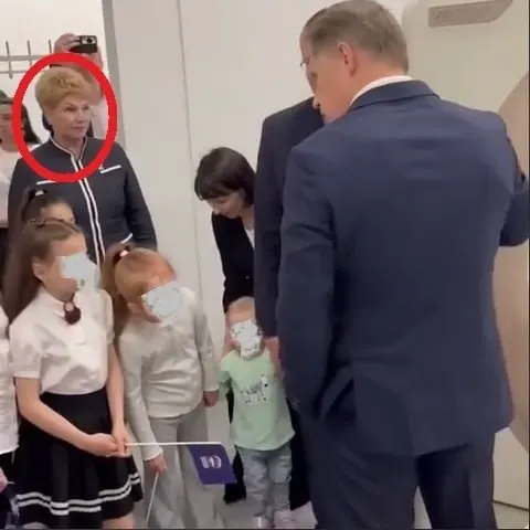 На церемонии открытия новой поликлиники в Череповце присутствовала глава Кадуйского округа Светлана Грачёва. За шесть лет её годовой доход увеличился на 69% и достиг 6,9 млн рублей — на фоне ограниченного бюджета района это вызывает вопросы.