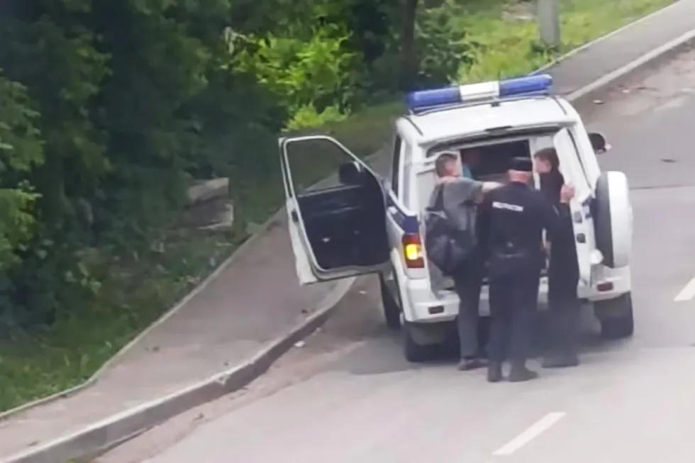 Вечером 18 июня в Пензе и других городах области прошли массовые облавы: людей останавливали, проверяли по базам и отвозили в военкомат, где оказывали давление, чтобы заставить подписать контракт с Минобороны. Правозащитники помогают отбивать задержанных.
