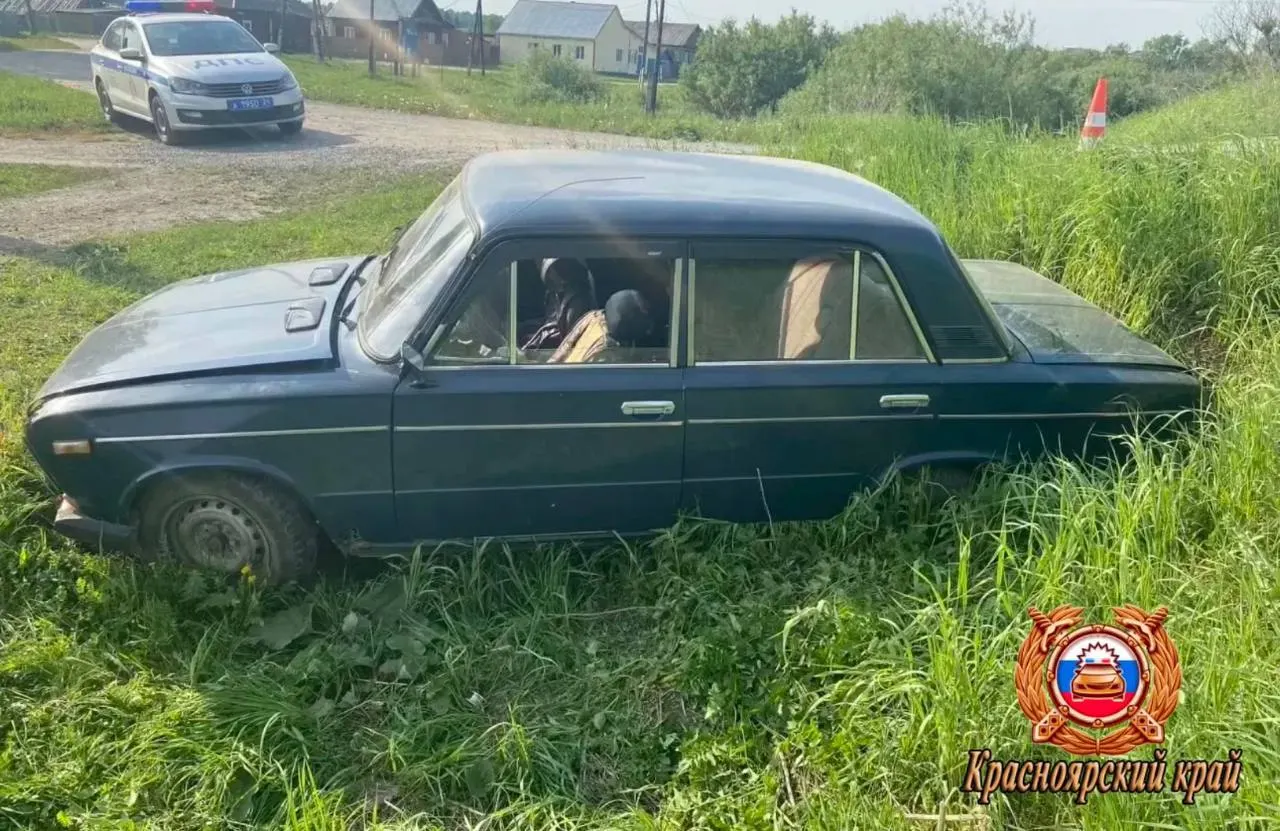 В селе Тюхтет водитель ВАЗ 2106 не справился с управлением, в кювет вылетел автомобиль с тремя детьми. Отец, который находился за рулём, покинул больницу после осмотра и не вернулся на место аварии.