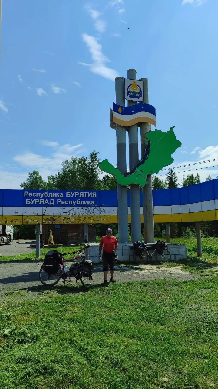 Он добрался до Байкала, искупался в ледяной Ангаре, преодолел перевал Култук и отметил символические 7000 км — теперь путешественник проводит на берегу несколько дополнительных дней.