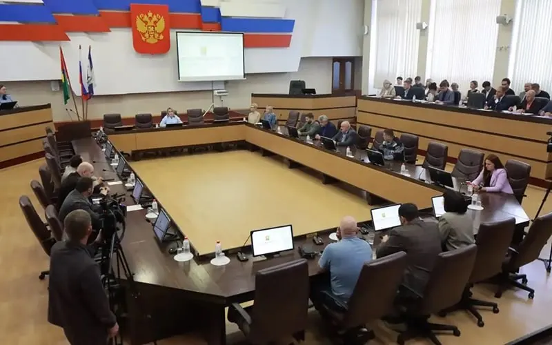 Депутаты из «Единой России» заявляют, что сокращение расходов областного бюджета Иркутской области ведёт к кризису в Братске: задержки финансирования угрожают работе предприятий, пассажирским перевозкам и дорожной сети.