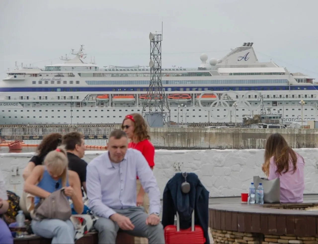 В Сочи увеличивают возможности для отдыха: в городе работают 59 санаториев и около 2 100 объектов размещения — всего порядка 142 000 койко‑мест. Пляжи протянулись примерно на 40 км.
