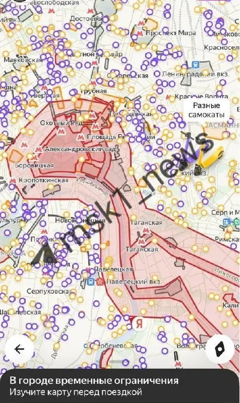 Жители сообщают о многочисленных ограждениях, патрулях полиции и Росгвардии в разных районах столицы; в ряде мест ограничено движение электросамокатов.