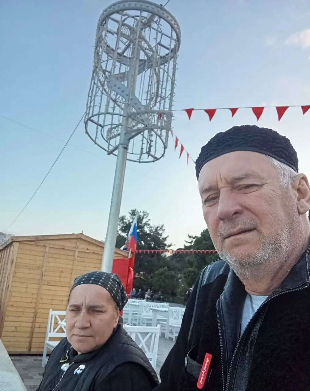 Родителям бойца, погибшего во время командировки в составе Росгвардии, организовали санаторно‑курортное лечение в аннексированном Крыму; в Ингушетии отмечают рост выплат за контракт на службе.