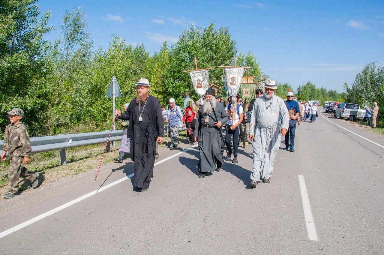 Паломники отправятся в недельный крестный ход: перед выходом отслужат Литургию, на маршруте запланированы молебны и двухразовое питание, вещи перевезут фурой.
