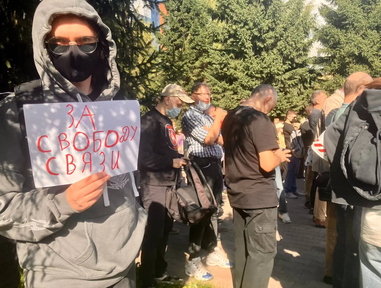 КПРФ объявила о создании всероссийского движения в защиту свободы интернета и предложила ввести мораторий на блокировки. Партия заявляет, что ограничения мешают обмену мнениями и развитию общества; ранее против акций протеста в регионах применялись запреты и задержания.