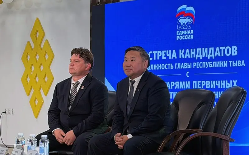 Глава республики Владислав Ховалыг и спикер хурала посёлка Каа-Хем Николай Ашанин объявили о планах участвовать в выборах главы Тувы. Официальный статус кандидатов они пока не имеют — выборы ещё не назначены, предстоит муниципальный фильтр.