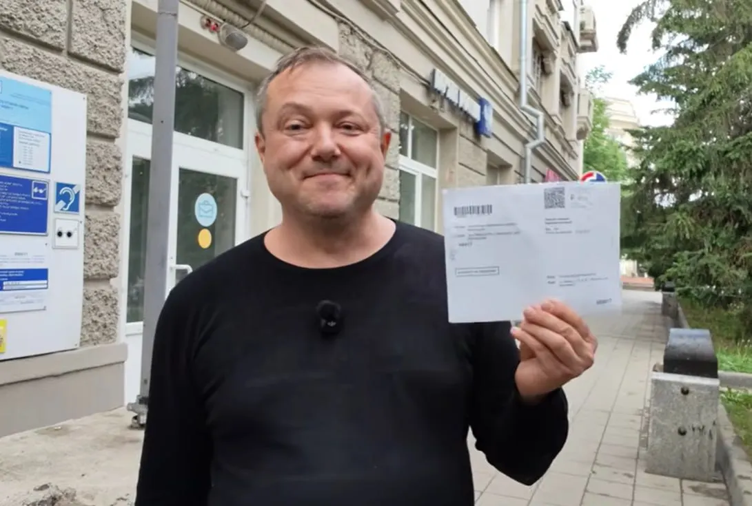 Прокуратура требует явиться для составления протокола по статье 20.3.1 КоАП РФ; сам журналист считает это превентивной мерой накануне возможных выборов. Ранее против него уже возбуждали другие административные дела.