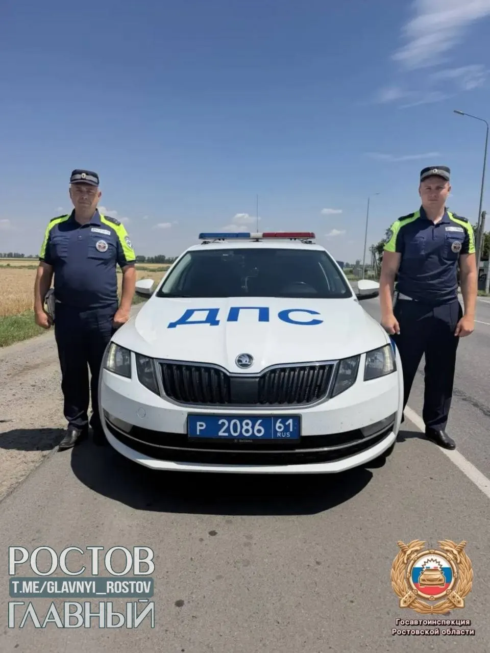 На трассе между Волгодонском и Семикаракорском полицейские на мигалках и сирене помогли доставить женщину с начавшимися схватками в родильное отделение; у роженицы сразу после приезда родился здоровый мальчик.