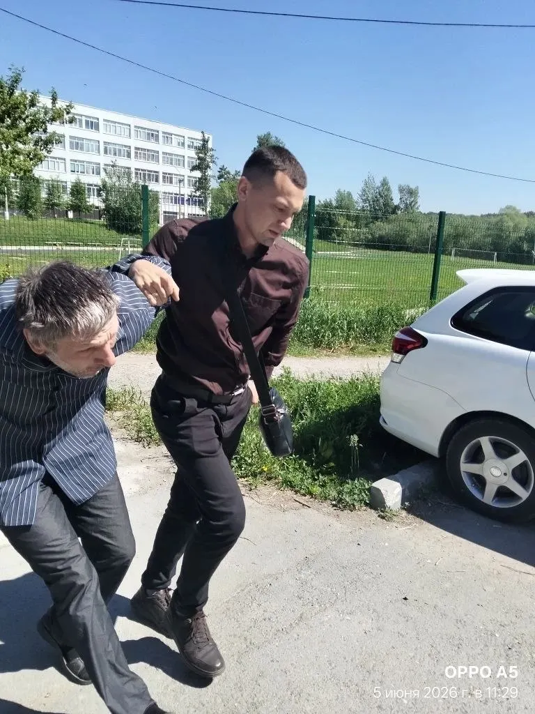 Утром 5 июня в микрорайоне Шлюз в Новосибирске люди в штатском задержали мужчину, гулявшего с супругой; его отвезли в отдел полиции Первомайского района, где, по словам очевидцев, пытались принудительно оформить контракт с Минобороны РФ.