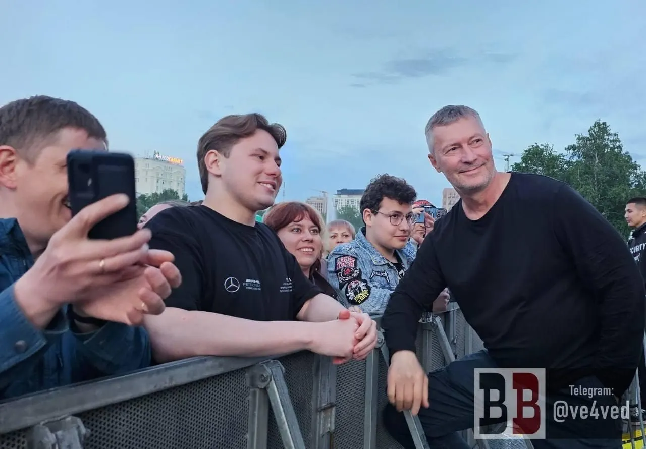 На первом дне фестиваля «Движение» в Екатеринбурге бывшего мэра узнали посетители: просили автографы и фотографировались. Рядом была Аксана Панова — бывшая руководительница регионального издания, редакция которого закрылась весной 2022 года.