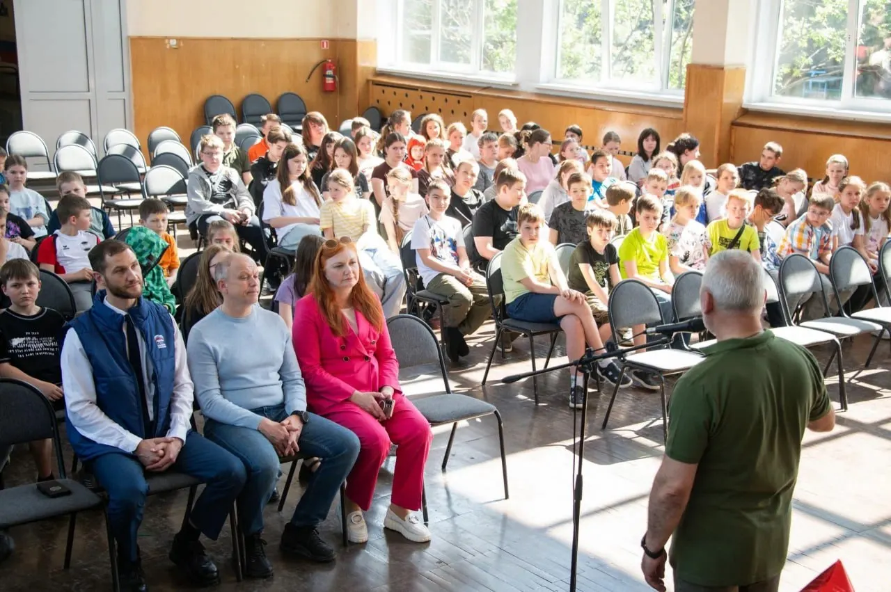 В лагере для 8–10-летних отставной подполковник ФСБ рассказал о терроризме, экстремизме и истории контртеррористических подразделений. В мероприятии участвовали представители «Единой России», заявившие, что такие лекции воспитывают бдительность и ответственность.