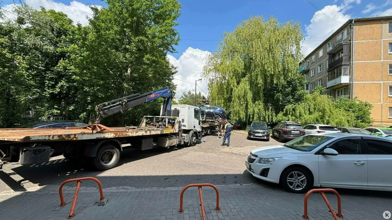 Женщина пыталась помешать эвакуации своей Mazda, потребовала протокол, но сотрудник полиции позволил эвакуатору уехать — дальше разбирательство должно было пройти на штрафстоянке.