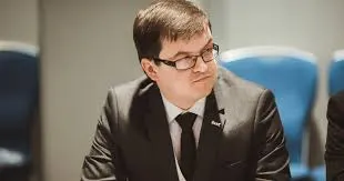 Ему вменяют невыполнение обязанностей «иностранного агента» — дело связано с отчётностью, хотя он утверждает, что уведомлял власти о выходе из движения и не получал ответа.