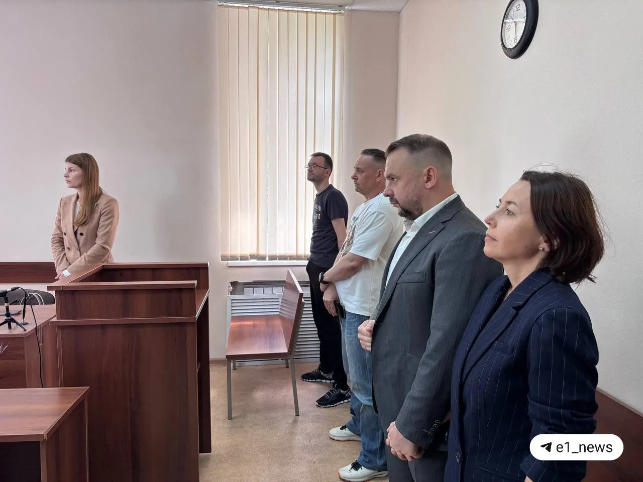 Адвокаты, по данным следствия, пытались передать следователям 3 млн рублей, чтобы один из их клиентов остался свидетелем, а не обвиняемым. Андрею Жукову дали 3 года колонии общего режима и штраф 400 тыс. руб., Владимиру Певчеву — 2 года условно и штраф 200 тыс. руб.