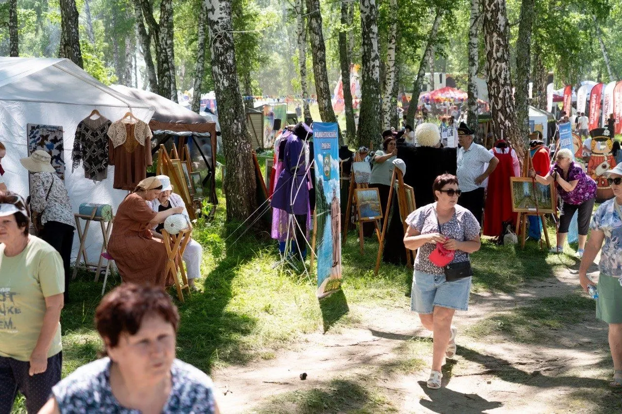 20 июня в селе Косиха Алтайского края завершился литературный фестиваль, посвящённый Роберту Рождественскому. На Яру Любви собрались около четырёх тысяч человек: обсуждали поэзию 1960-х, проводили программы для детей и отмечали роль культуры в передаче традиций.