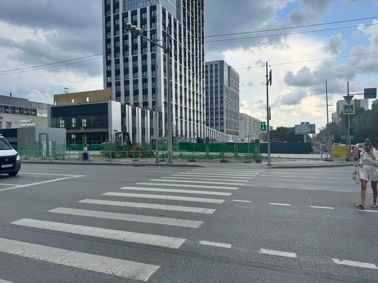 Жители заметили вырубку растений рядом с новым жилым комплексом. Кто проводил работы и что будет с тротуаром — пока неизвестно, комментариев от застройщика нет.