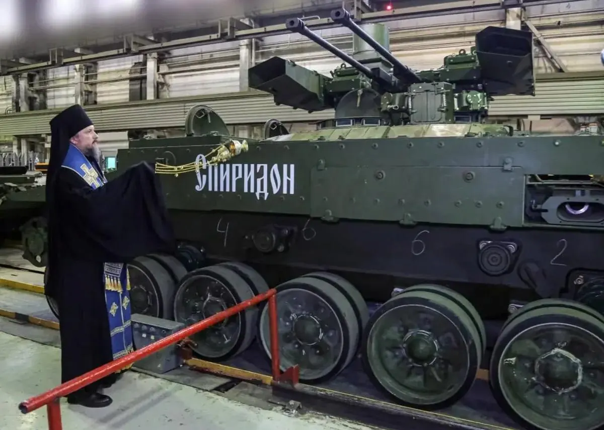 На предприятии сообщили, что боевая машина поддержки танков получила новое имя — «Спиридон». Переименование объясняют борьбой с иностранными заимствованиями и изменениями в законе о защите русского языка; решение приняли по итогам «народного голосования».