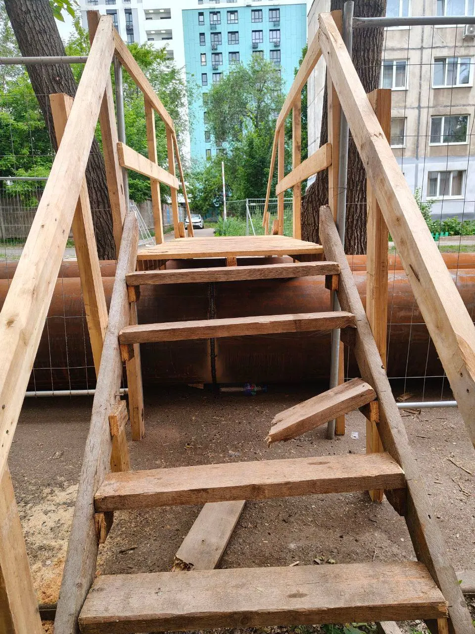 Между домами №25 и №40 на улице Н. Панова во время ремонтных работ уложили деревянный настил со сломанной ступенькой. Жители, в том числе пожилые и с детьми, спрашивают, как безопасно перейти этот участок.