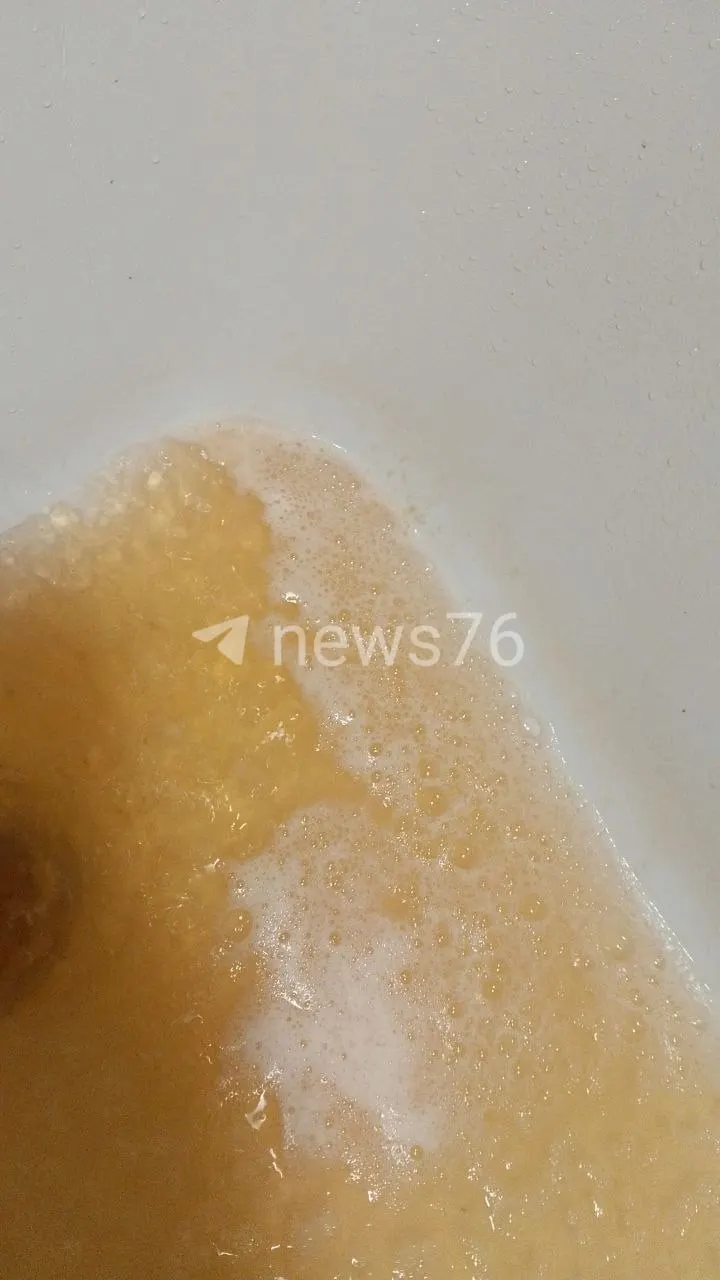 В доме на улице Писемского после плановых отключений из кранов течёт коричневая вода с сильным неприятным запахом; жители просят сообщать о похожих проблемах.