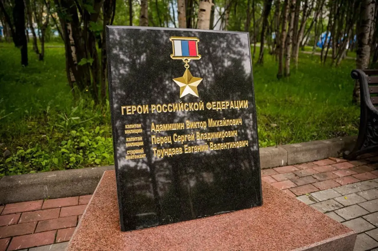 На «Аллее памяти» в Мурманске установили памятные плиты с именами Виктора Адамишина, Сергея Перца и Евгения Трундаева. Инициативу ветерана поддержали городские службы, которые также благоустроили территорию вокруг мемориала.