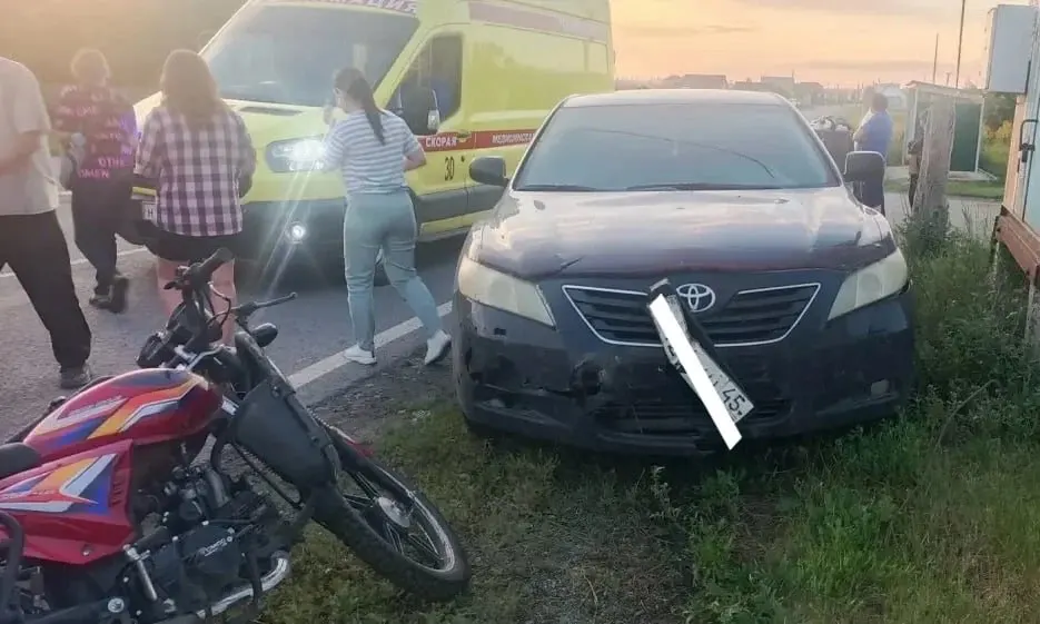 В Зайково 14 июня вечером 10-летний ребёнок на мопеде не уступил дорогу и столкнулся с Toyota Camry. Следователи проводят проверку; родителям, предоставившим технику ребёнку, грозит уголовная ответственность.