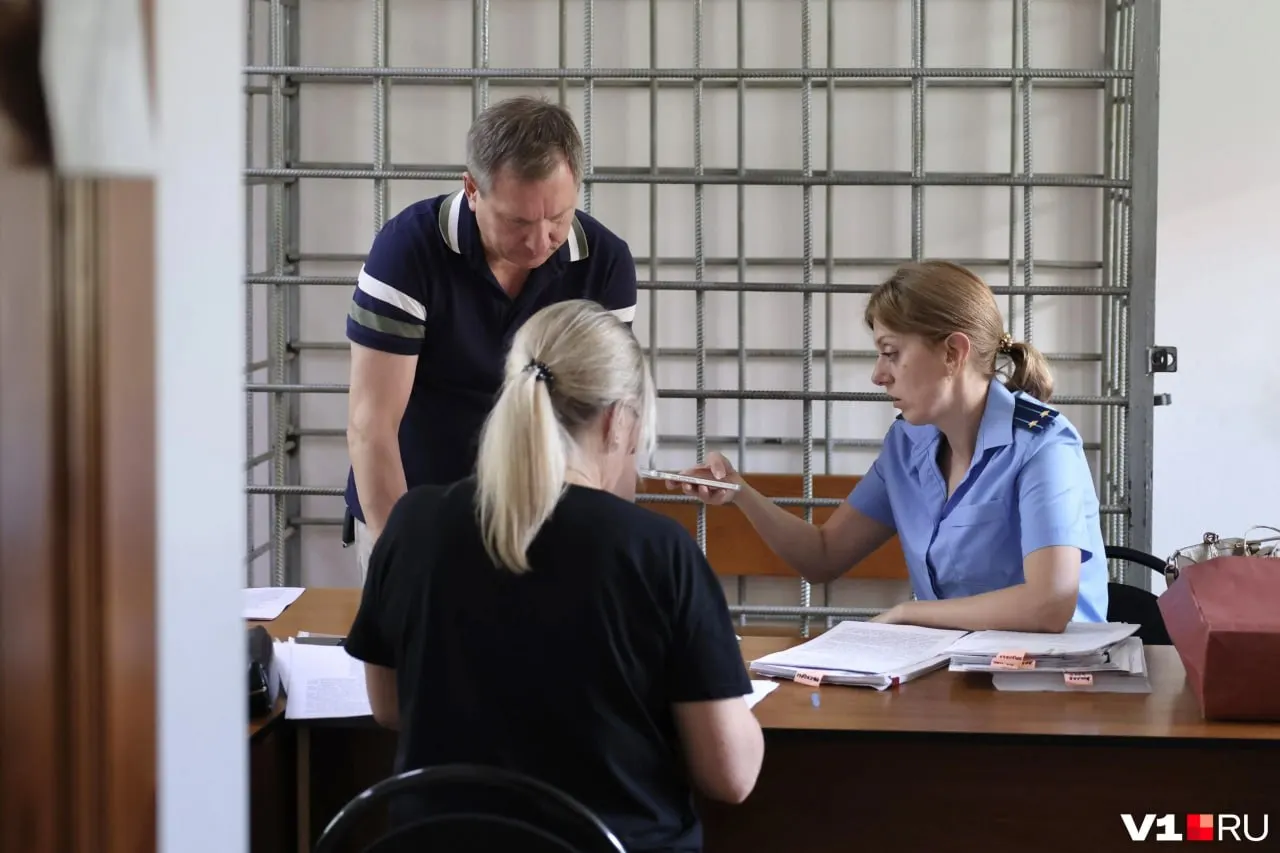 Суд перенёс слушание по делу инспектора ГАИ Андрея Борисова и членов его семьи: стороны не сошлись в оценке спорных доходов (от 11 до 19 млн рублей). Защита просит время на подготовку документов, ходатайство о снятии ареста с имущества будет рассмотрено отдельно.