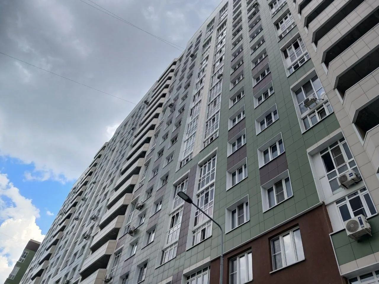 Семья третий год оспаривает в суде выселение из собственной квартиры: причиной называют задолженность третьего лица в 20 000 рублей; о ситуации они узнали случайно.