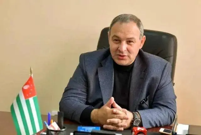 Депутата парламента Абхазии признали виновным в нападении на россиян в центре Сухума; суд назначил 10,6 года колонии строгого режима, однако у обвиняемого есть депутатский иммунитет.