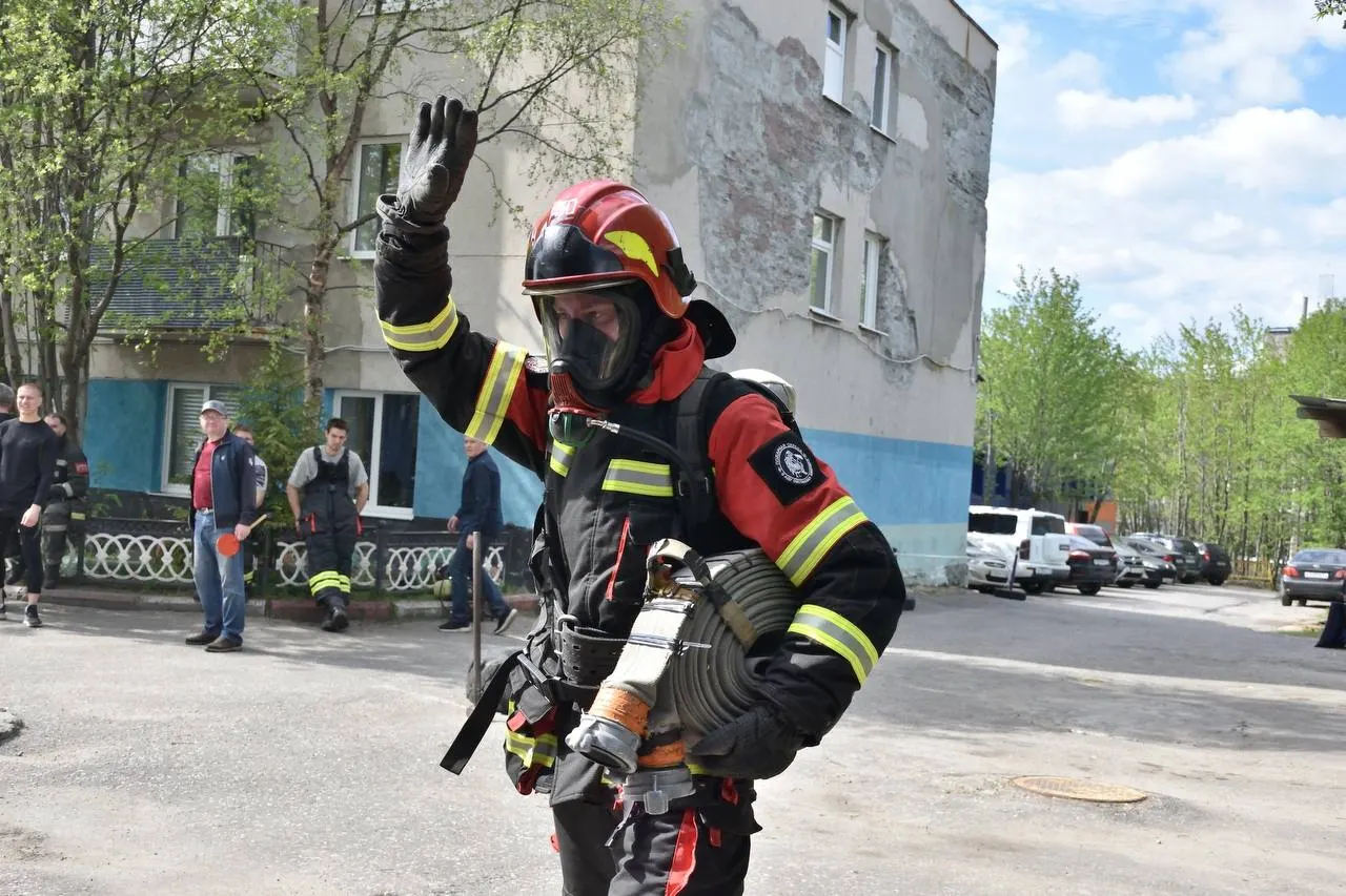 В региональном управлении по ГО, ЧС и пожарной безопасности выбрали лучшего газодымозащитника и лучшую бригаду после комплекса упражнений на учебной башне и полосе препятствий.