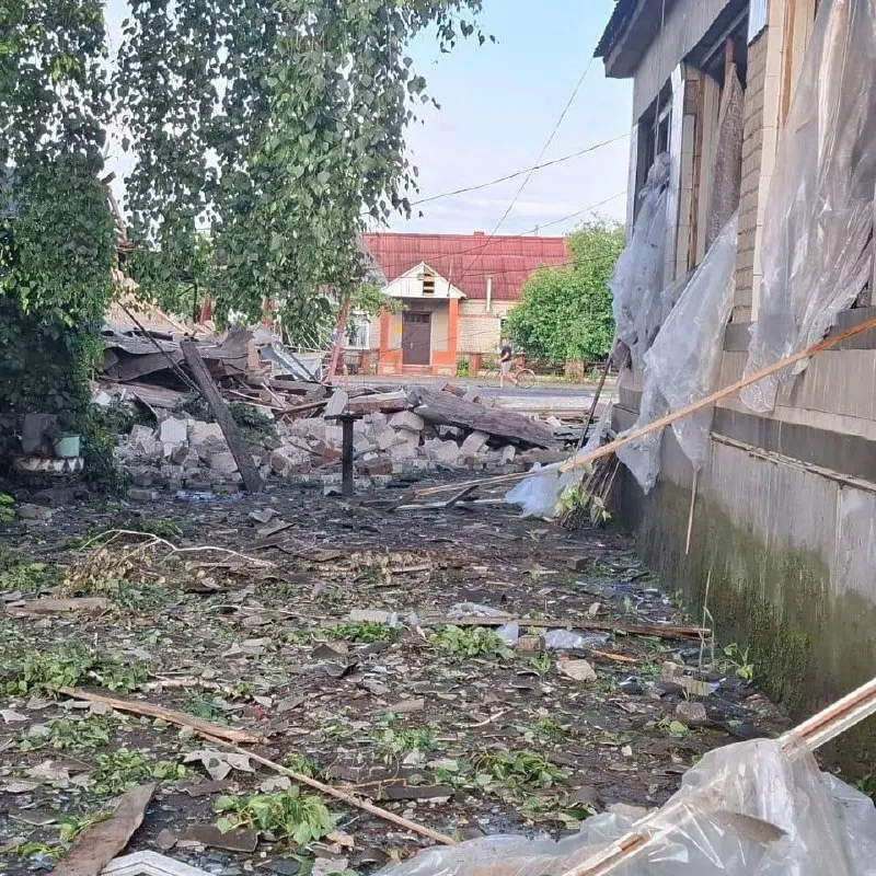 В селе Званное (Курская область), в 13 км от границы, разрушены мосты, школа и магазины; водоснабжение и газ отсутствуют, электричество и связь работают с перебоями. Местные, в основном пенсионеры, пытаются выжить в условиях регулярных обстрелов и мародёрства.