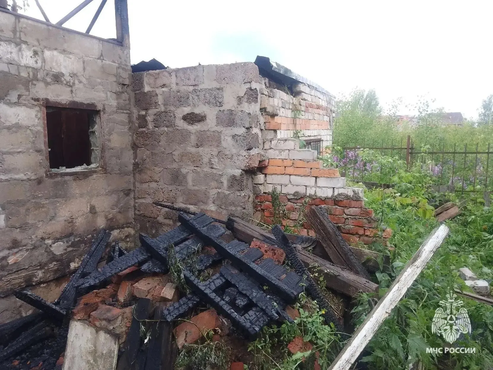 Пожар в Рязани охватил дачный дом площадью около 30 кв. м. Причина — неосторожное обращение с огнём.