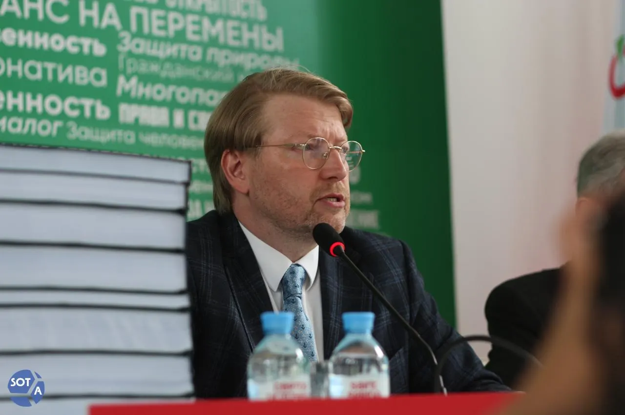 В столице стартовал предвыборный съезд партии «Яблоко»: лидеры выступили с докладами, обсудили позицию по предстоящим выборам и подняли вопросы преследований членов партии.