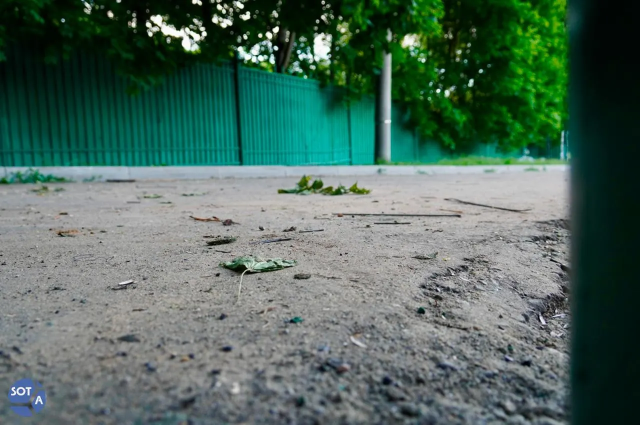 Около километра прибрежной территории у храма Успения в Троице‑Лыкове огородили строительным забором. Местные жители и экологи считают работы незаконными — ограждение приблизили к воде, участок относится к ООПТ, а проверки формально «не заметили» нарушений.
