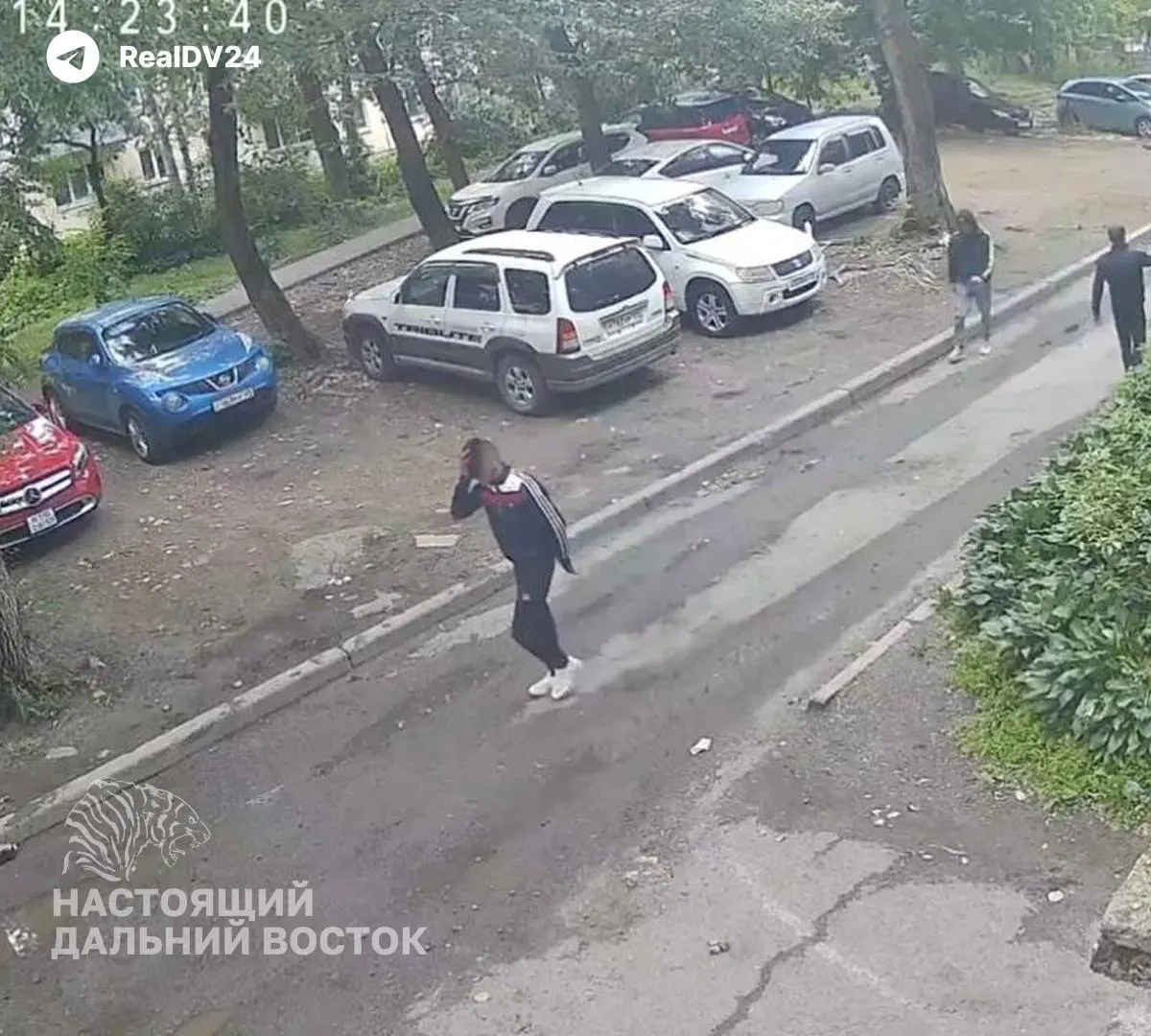После столкновения Toyota Crown и Mercedes‑Benz мужчины, представившиеся участниками СВО, покинули место ДТП, угрожали прохожим предметами, похожими на пистолеты. Один человек получил травмы, полиция устанавливает личности и обстоятельства.