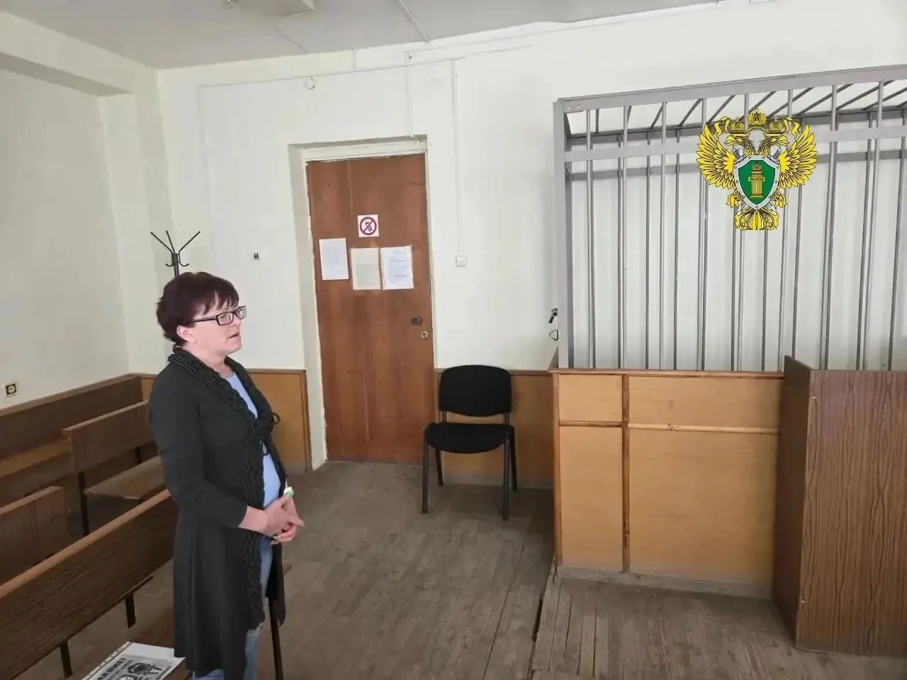 Женщину признали виновной в хулиганстве с применением насилия: в ходе конфликта в кафе подростку сломали нос, ей назначили 200 часов обязательных работ.