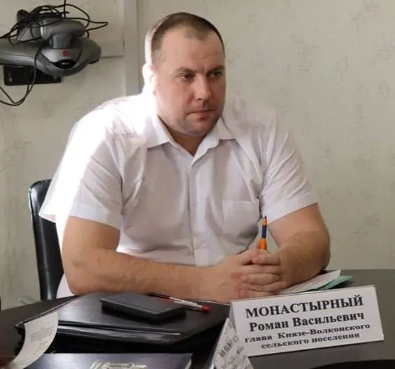 Совет депутатов проголосовал за отставку главы поселения после длительного конфликта вокруг муниципальной реформы; около 300 подписей жителей при этом проигнорировали.