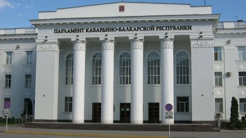 Десять правозащитников и общественных деятелей обратились к властям КБР с призывом отклонить протест прокурора и не удалять из республиканской Конституции гарантии государственности и целостности.