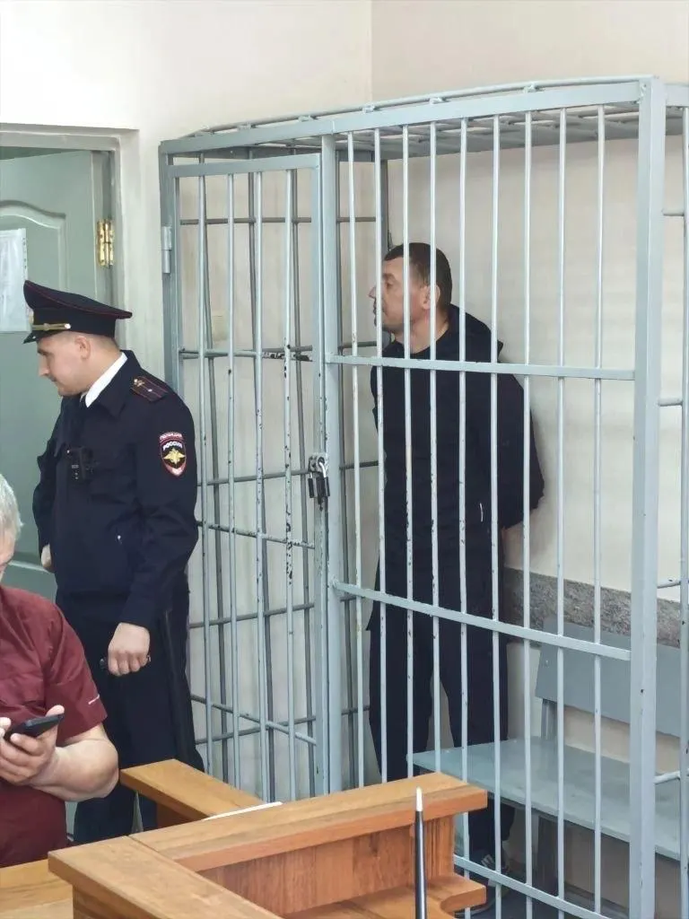 Ленинский районный суд Екатеринбурга поместил под стражу директора ООО «АВТО-НОМ» по обвинению в оказании услуг, не отвечающих требованиям безопасности, после аварии 10 июня, в которой погибли четыре человека.