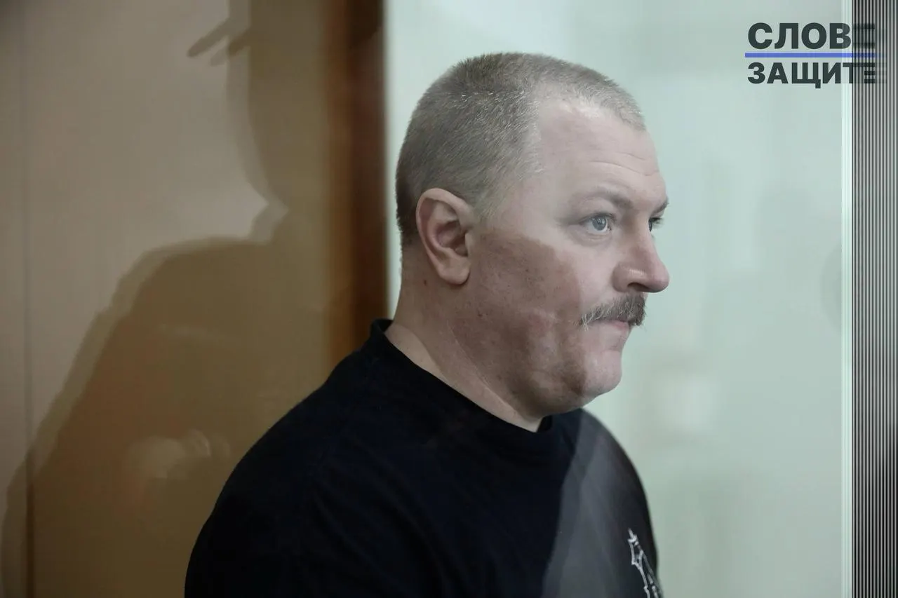 Жителя Шатуры приговорили к 13 годам по обвинениям в участии в террористической организации и оправдании терроризма. Обвиняемый признал факт нанесения граффити, но отверг причастность к организации и рассказал о пытках после задержания.