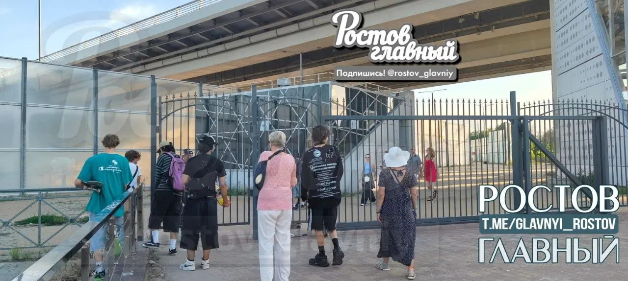В парке перекрыли проходы к лифтам и к реке Дон: оставили узкий участок у лягушатника, где скапливаются люди. Посетители жалуются на отсутствие спасателей и пролезают под ограждениями.