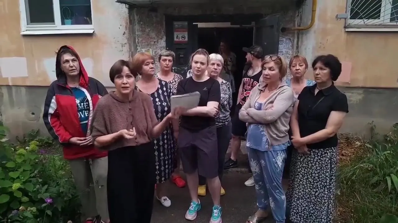 В многоквартирном доме отключили газ, потому что специалисты не смогли попасть в пустующие квартиры. Жильцы — в том числе пенсионеры, дети и маломобильные люди — вынуждены обходиться без приготовления еды и слабо тёплой водой; восстановление планируют после проверок 15 июня.