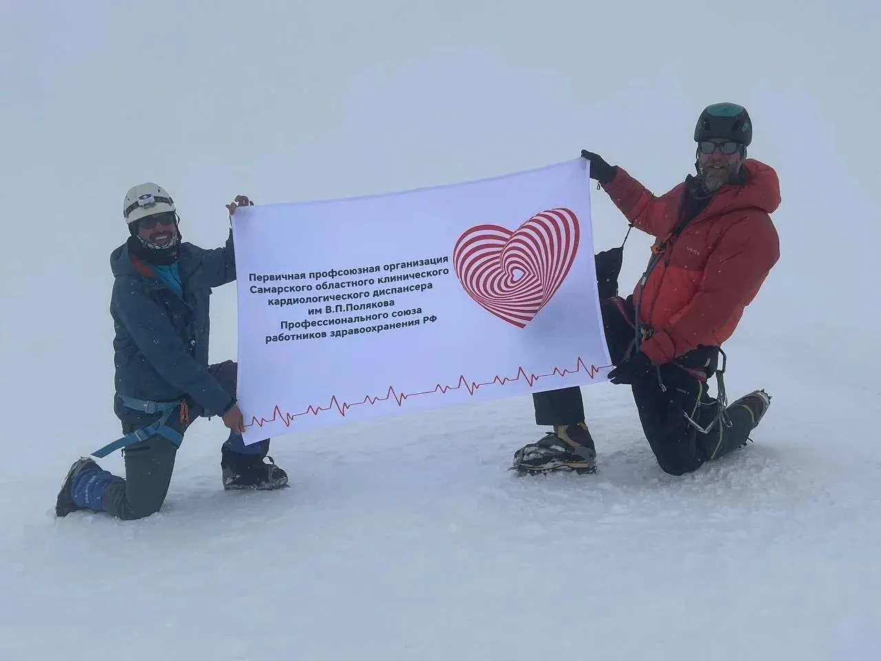 Кардиохирург Кирилл Михайлов поднялся на Казбек (5 033 м), а анестезиолог Артур Попов — на Эльбрус (5 642 м). Гордимся земляками.