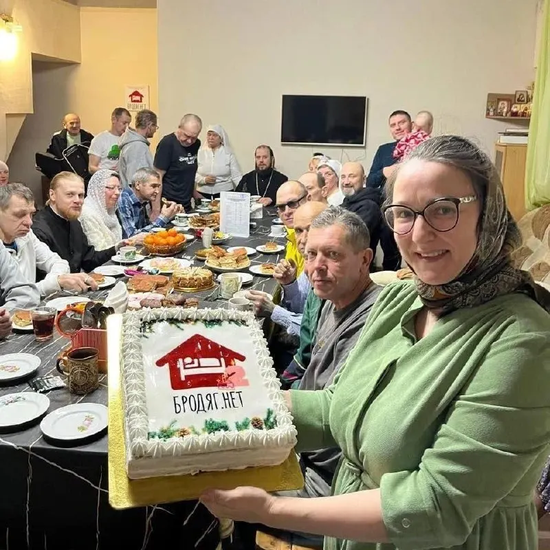 Приют «Бродяг.нет» приостановил работу после проверки и решения суда. Благотворители предлагают восстановить закрытую в 2023 году детскую поликлинику в Чурилово и разместить там приют, но передача здания тормозится из‑за спора между ведомствами.
