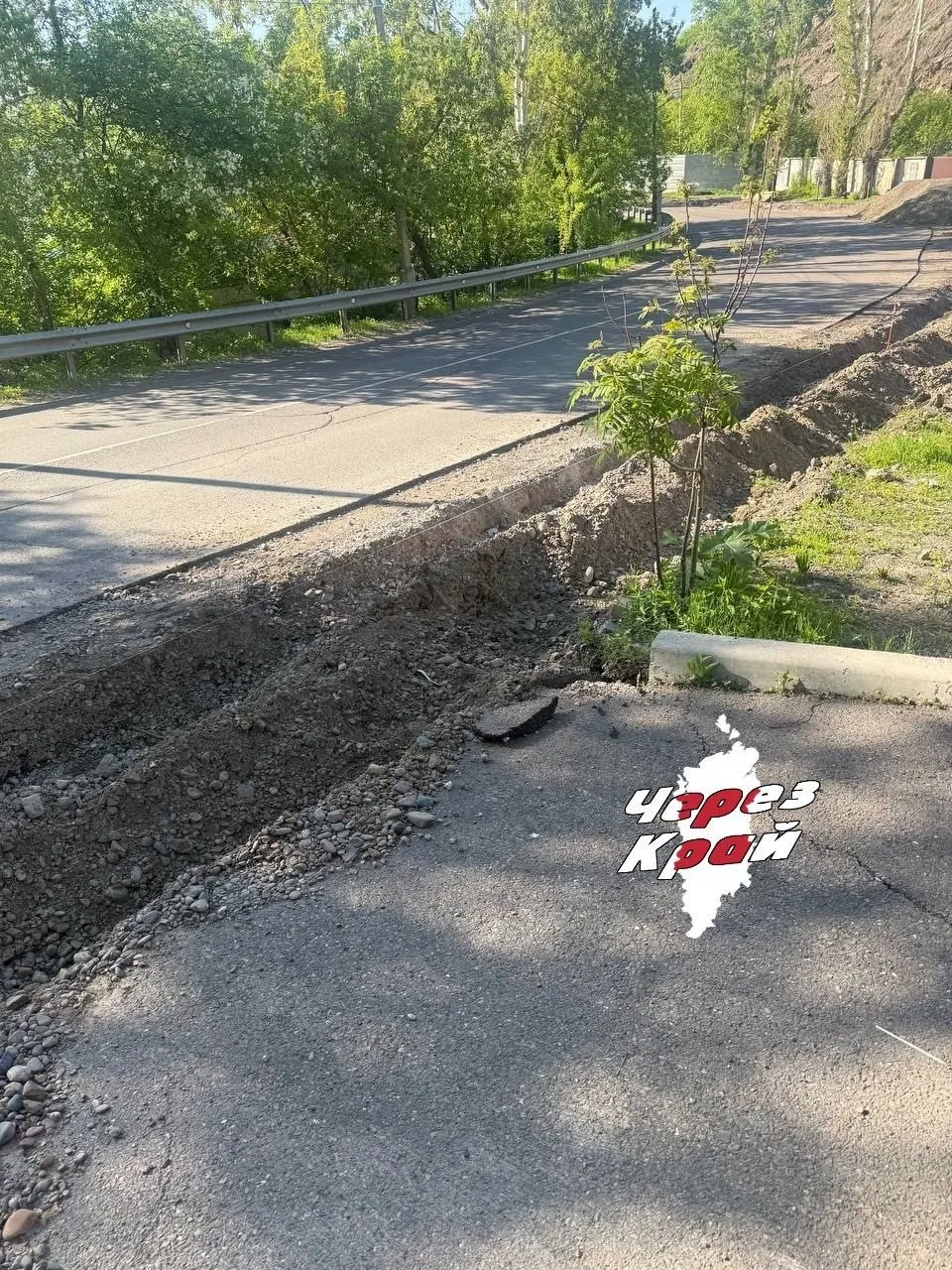 На Базайской улице в Красноярске подрядчик перекопал подъезды к жилым домам. Номер, указанный на информационном стенде, не отвечает, жители требуют вмешательства технадзора.