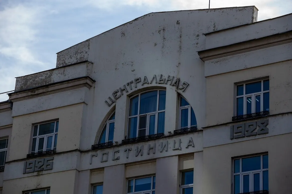 Городская дума постановила не взимать туристический сбор с гостиниц без звёзд в течение двух лет. Налог действует с января 2025 года; сейчас платят 132 сертифицированные гостиницы.