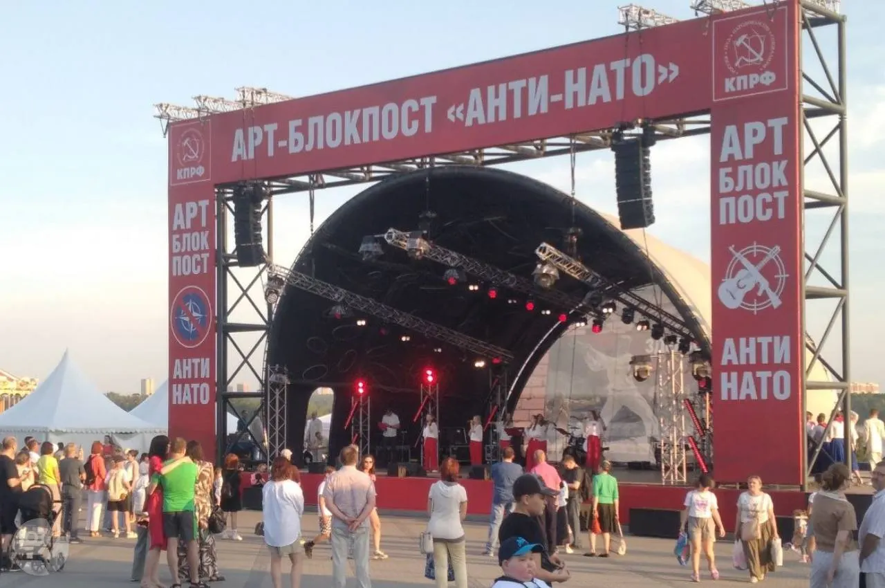 На Михайловской набережной состоялся арт‑блокпост «Анти‑НАТО»: музыкой, танцами и творческими выступлениями горожане выражали протест политике НАТО. В событии участвовали представители КПРФ и местные коллективы.