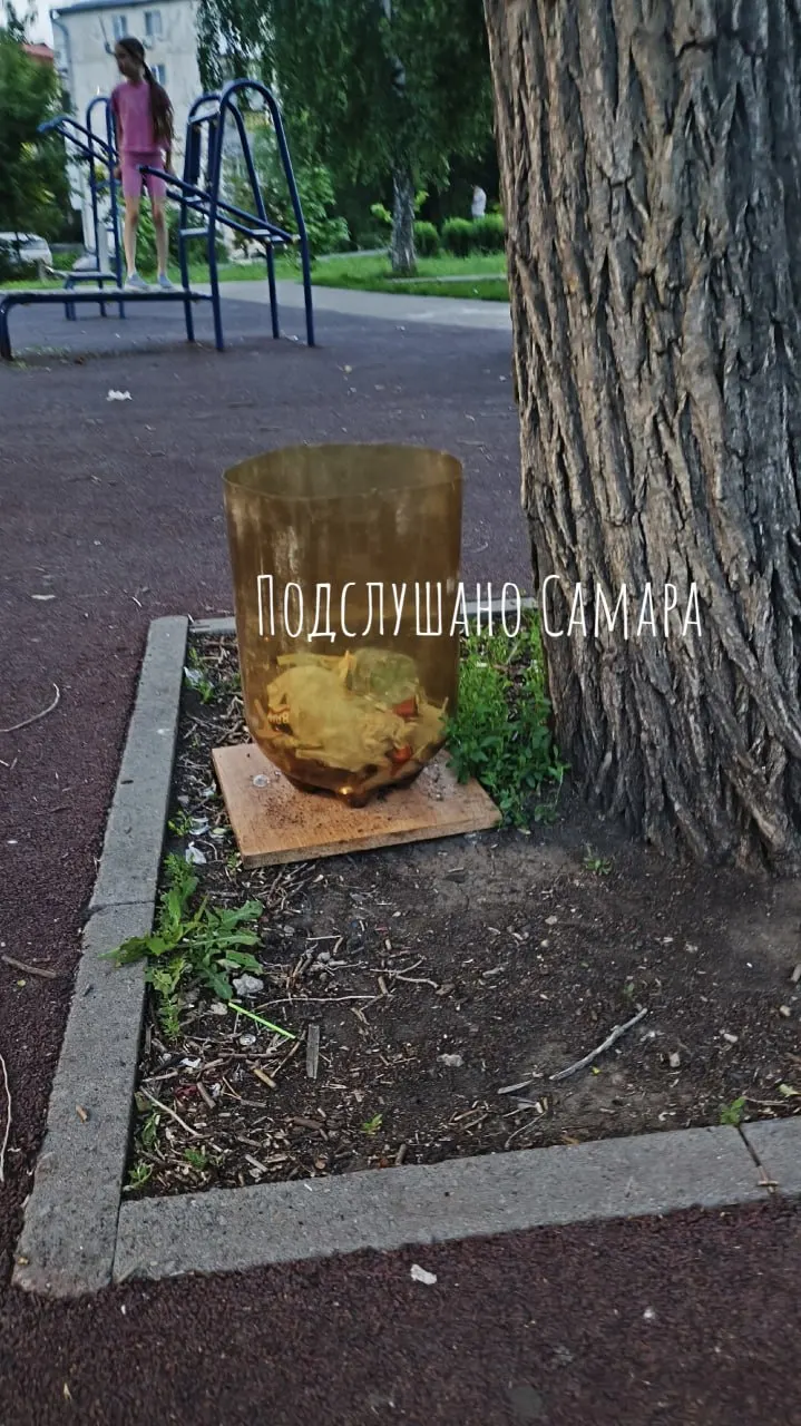 В сквере Санфировой в Самаре появились мусорные урны, выполненные из пивных кег. Жители благодарят районную администрацию, но в администрации заявляют, что самовольно установленных урн не выявлено.