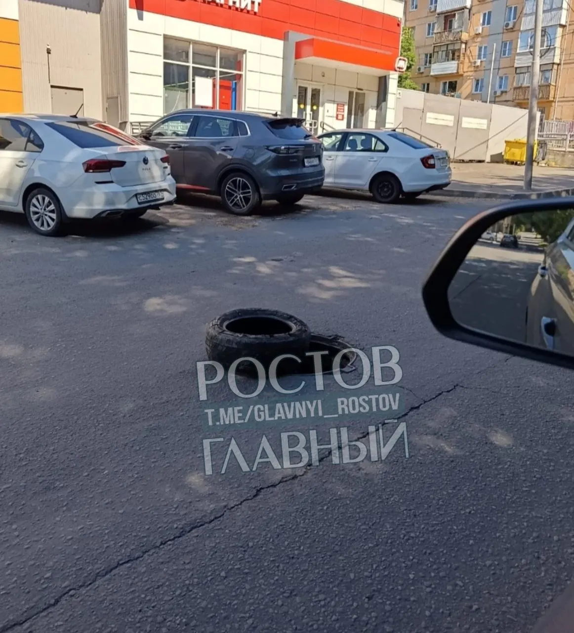 Жители жалуются, что на улице Автомобильной больше недели открыт люк и рядом образовалась яма после ремонтных работ. Звонки в соответствующие службы пока не дали результата.