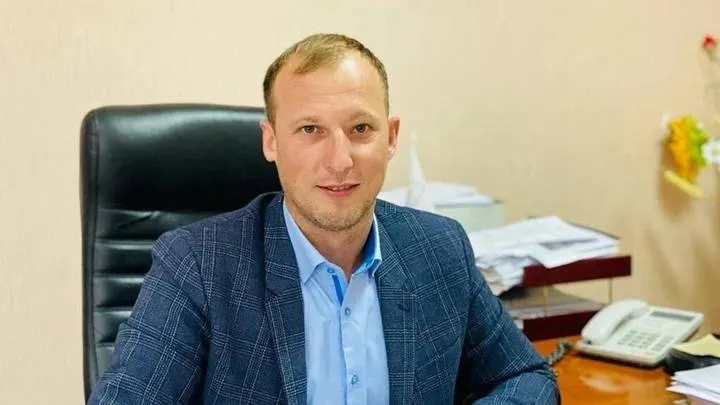По версии следствия, руководитель крестьянского фермерского хозяйства получил в собственность участок площадью 4,4 га стоимостью около 25 млн руб. Следствие оценивает суммарный ущерб муниципалитету в десятки миллионов рублей.